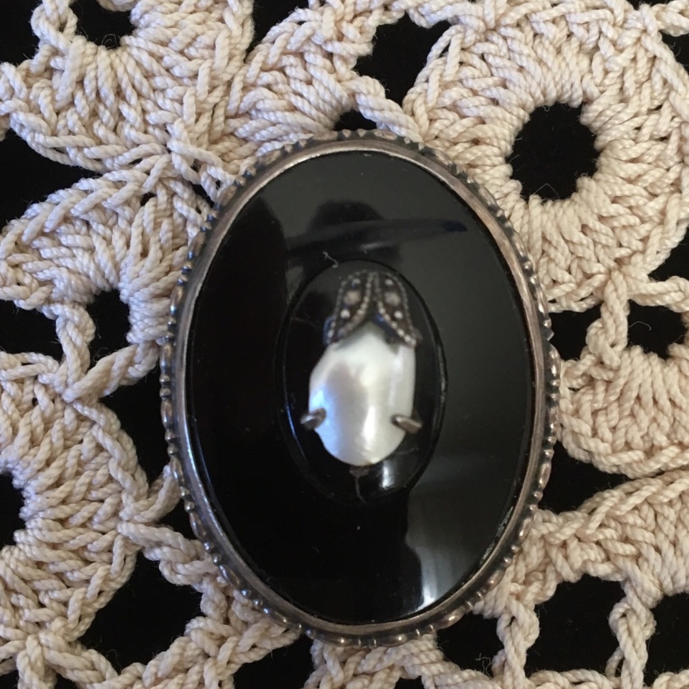 Vintage Black with Pearl Clip